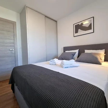 Luxury Domiel شقة *